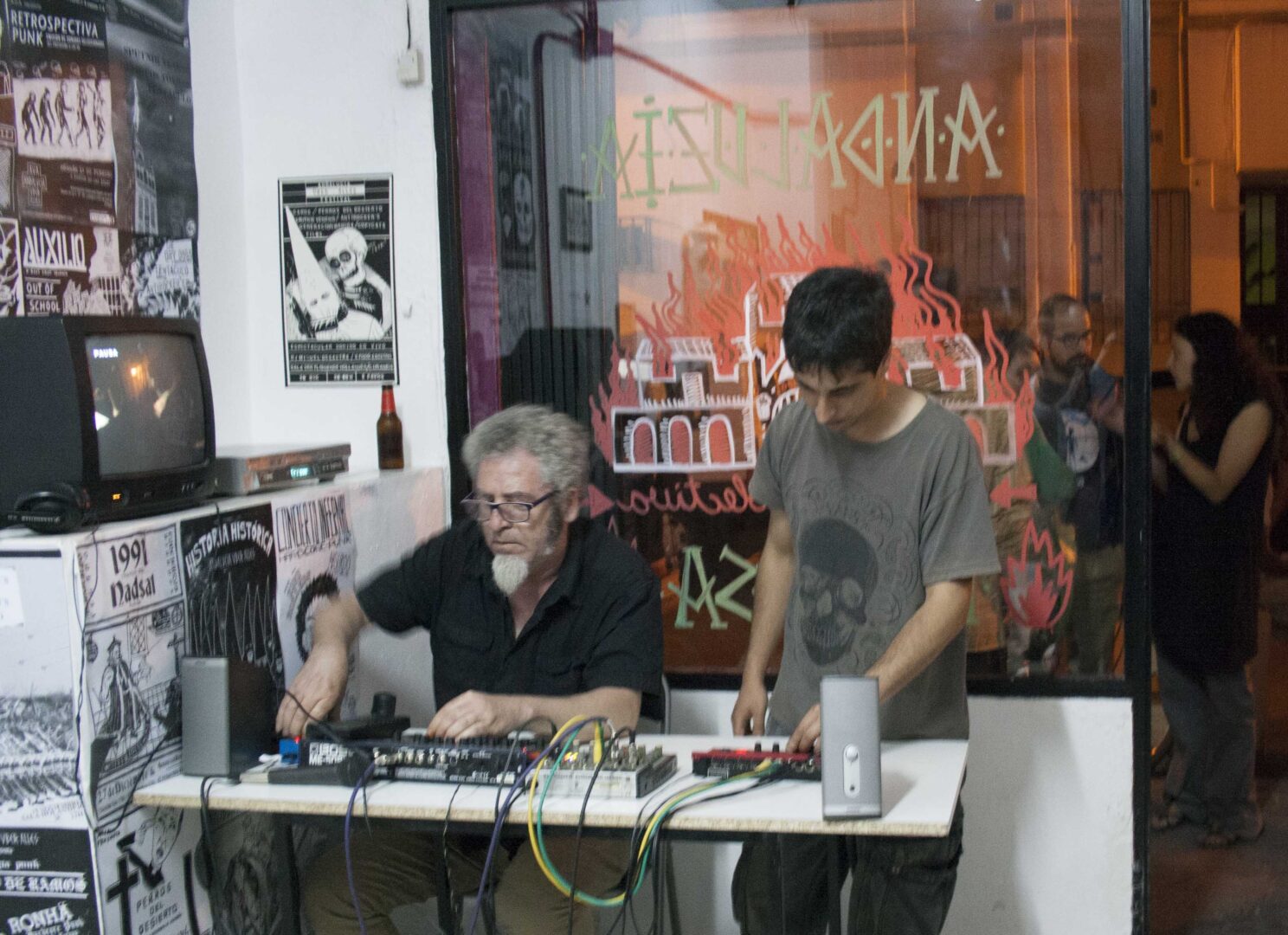 Ernesto Ojeda actuando en la exposición "Andalucía Rabiosa: voces más allá del imaginario Cañí’ en Sevilla, 2016