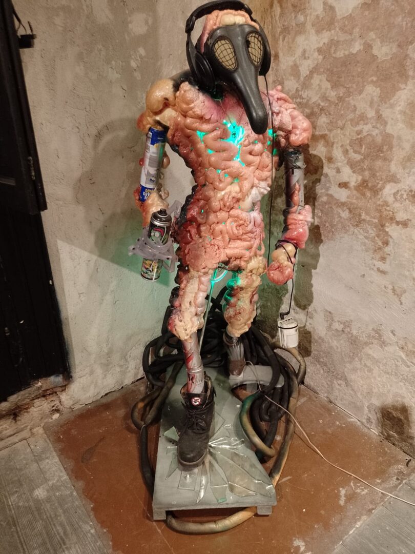 escultura de técnica mixta en la expo 'Basura Tesoro'