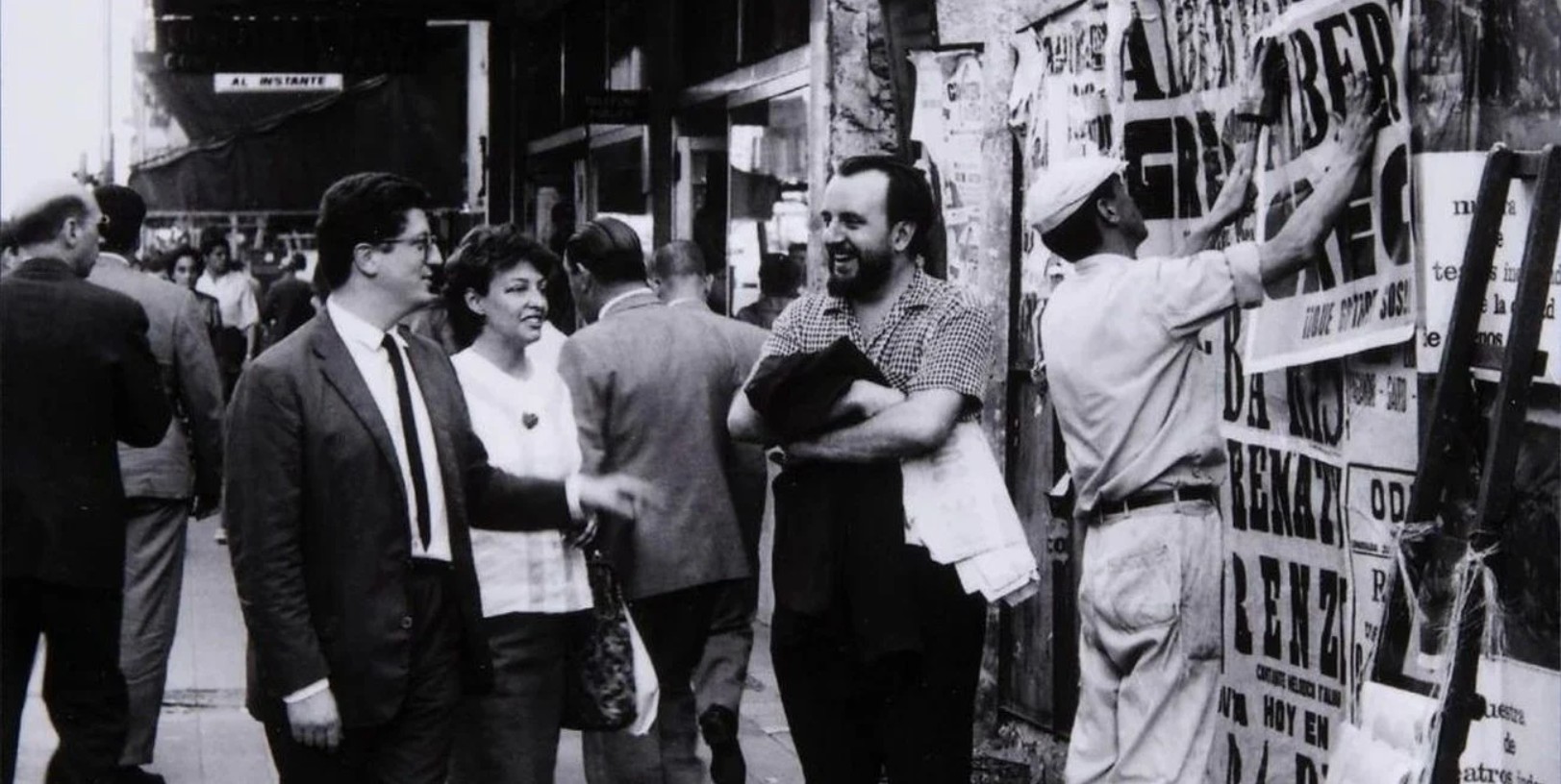 Alberto Greco charlando en Calle Corrientes