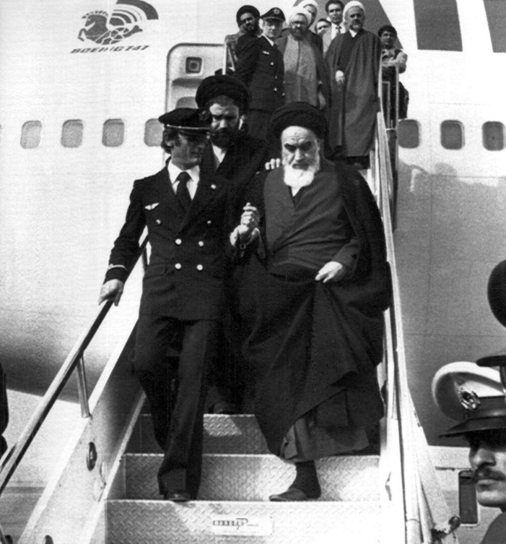 El Ayatola Jomeini desciende por la escalerilla del avión de Air France que le condujo a Teherán después de 15 años de exilio.