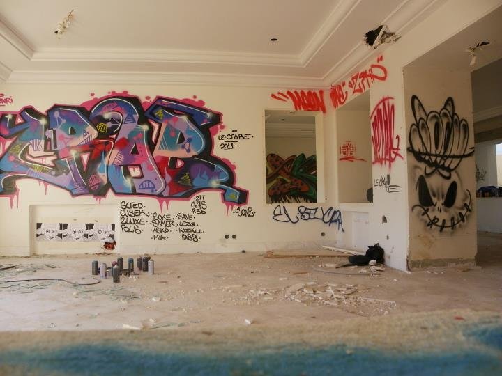 Interior de una mansión abandonada con gran graffiti mural de Z.I.T. sobre paredes deterioradas, Túnez, 2011.