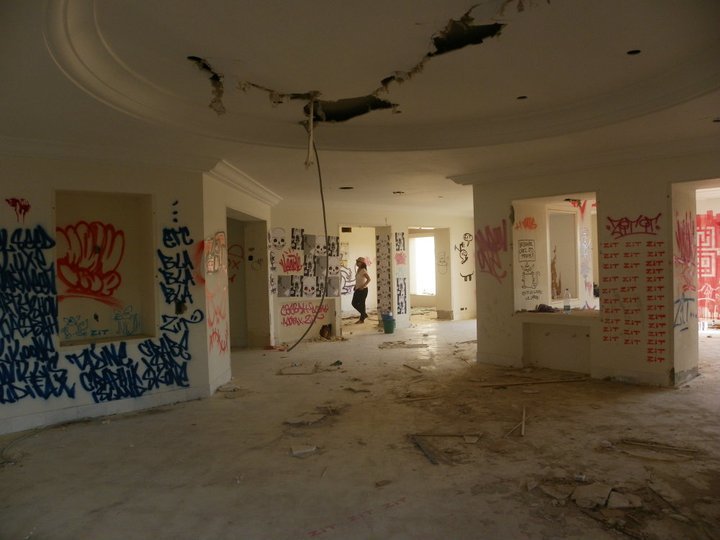 Vista amplia de una mansión saqueada y cubierta de graffiti durante la ocupación de Z.I.T., Túnez, 2011.