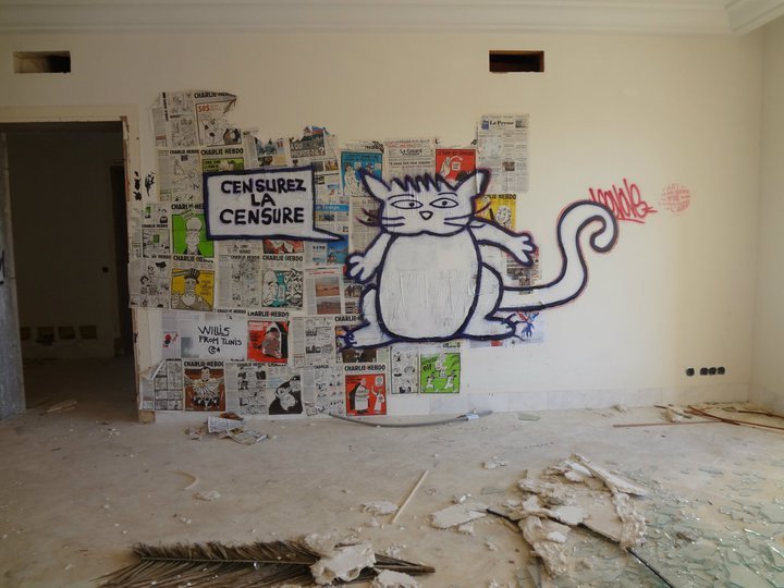 Grafiti de un gato acompañado del lema “Censure la censure” sobre collage de portadas de Charlie Hebdo, Túnez, 2011.