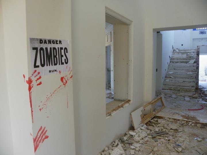 Cartel “Danger Zombies” con huellas de manos pintadas en una mansión abandonada intervenida por Z.I.T., Túnez, 2011.
