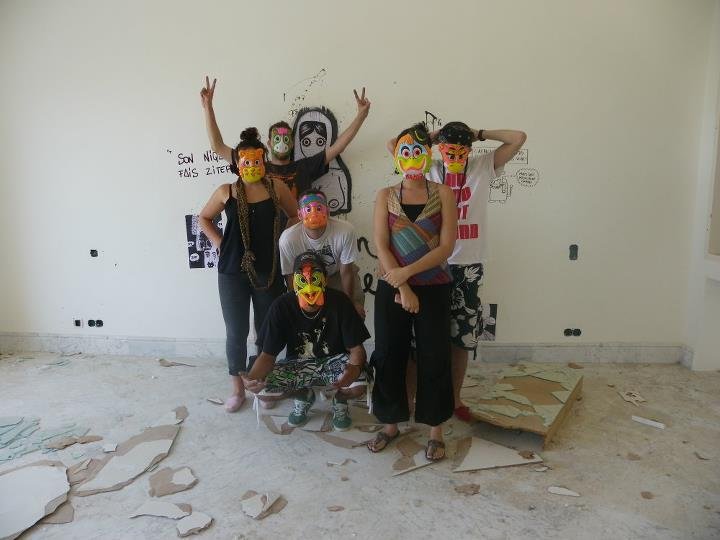 Miembros del colectivo Z.I.T. posando con máscaras en el interior de la mansión Trabelsi ocupada, Túnez, 2011.