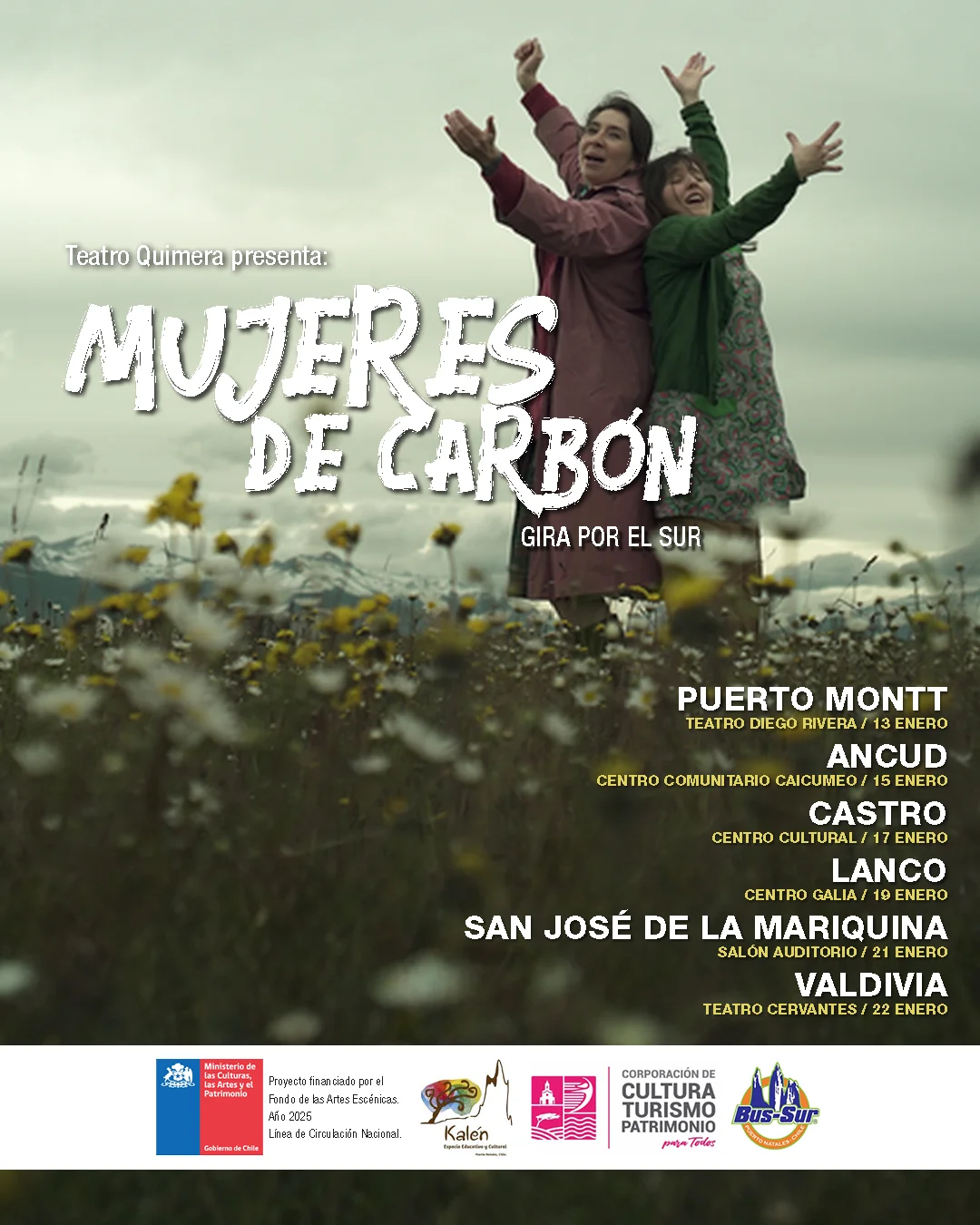 Dos mujeres levantan los brazos en un paisaje austral ventoso, rodeadas de flores silvestres, imagen promocional de la obra teatral Mujeres de Carbón de la Compañía Teatro Quimera.
