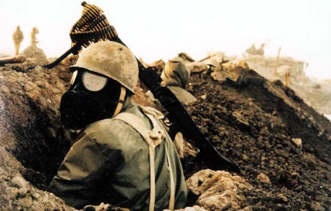 Un soldado iraní con una máscara antigás durante la guerra entre Irak e Irán.