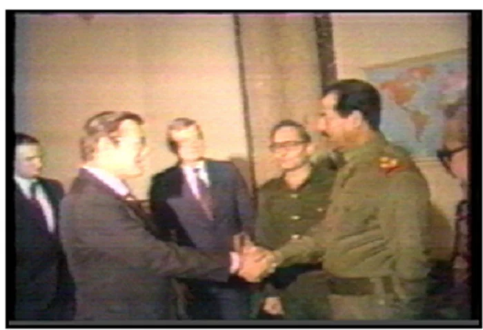 Saddam Hussein se reúne con Donald Rumsfeld, entonces enviado especial del presidente Ronald Reagan, en Bagdad el 20 de diciembre de 1983. Fue durante la guerra Irán-Irak de 1980-1988. EE. UU. estaba armando y financiando fuertemente a Irak contra Irán.